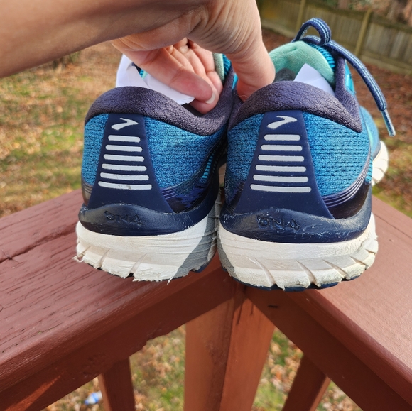 Brooks Adrenaline 18 Ladies Running Shoes Sz. 11 - Picture 3 of 7